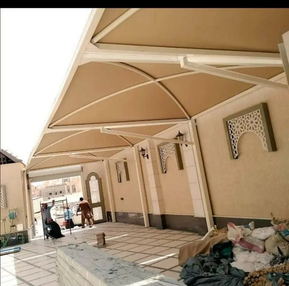 لونها، وتتميز بالمتانة والصلابة والقوة لمقاومة الظروف الجوية القاسية مثل الرياح الشديدة والأمطار.  مظلات بولي اثيلين تتميز مظلات بولي اثيلين بخامتها العالية والكثافة، مما يجعلها قادرة على مقاومة الكوارث الطبيعية والتغيرات المناخية، وتوفر العزل الكامل للشمس والحماية من الأشعة الفوق بنفسجية الضارة، وتتوافر بأحجام ومقاسات متنوعة وتظهر بشكل عصري وألوان جميلة.  مظلات مخروطي   تتميز بالمتانة والجودة والصلابة، وتقاوم التغيرات الجوية بفضل تصميمها وجودة موادها تأتي بتصميمات وأشكال متنوعة وجذابة، وتتوفر بأسعار مناسبة لمختلف العملاء.