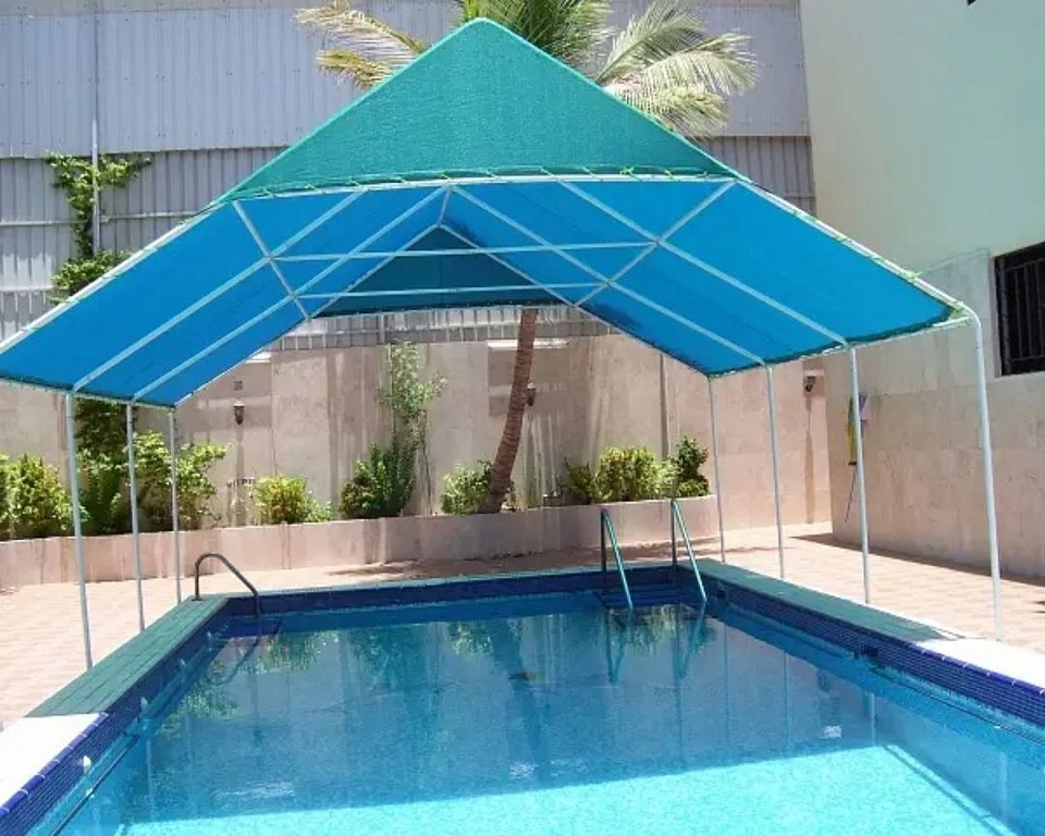 فيما يلي تتضح لكم أهم المعلومات عن مظلة مسبح وأهمية تركيبها:  مظلة مسبح هي هيكل مصمم لتوفير الظل والحماية من أشعة الشمس أثناء استخدام حمام السباحة، حيث تُستخدم المظلات في المسابح الخارجية والمسابح العامة والمسابح الخاصة في الفنادق والمنتجعات وحتى في المنازل. تأتي مظلات المسابح بتصاميم مختلفة وأحجام متنوعة. يعتمد نوع التصميم على الاحتياجات والأذواق الشخصية والمساحة المتاحة. قد تكون المظلات عبارة عن هياكل مستقلة ذات أعمدة وأغطية قماشية، أو قد تكون مرتبطة بالمبنى أو المنشأة المجاورة. وتوفر المظلات للمستخدمين الراحة والحماية من أشعة الشمس الحارقة وتقلل من خطر التعرض للحروق الشمسية. كما تساعد في تقليل تبخر الماء من سطح المسبح وحماية المياه من التلوث الخارجي. تعتبر المظلات المصنوعة من مواد مقاومة للماء ومقاومة للأشعة فوق البنفسجية هي الأكثر شيوعًا في تصميم مظلات المسابح. كما يوجد العديد من الألوان والأنماط المتاحة لتناسب أذواق المستخدمين المختلفة. ويمكن أن تكون المظلات المسبح قابلة للطي أو ثابتة بشكل دائم، وتتوفر بخيارات تحكم في الإضاءة والتهوية لتعزيز الراحة والاستخدام العملي للمسبح في مختلف الظروف. مهمة المظلة المسبح هي إضفاء جو من الجمال والراحة والوظيفية على منطقة المسبح، وتعتبر إضافة رائعة لأي مساحة خارجية تحتاج إلى حماية من أشعة الشمس وإضفاء لمسة من الأناقة. إن هذه النوعية من المظلات هامة للغاية في العديد من الأمور فهي توفر الحماية وتحمي من العوامل، لذا فننصحكم بتنفيذها مع شركة مضمونة ومتخصص