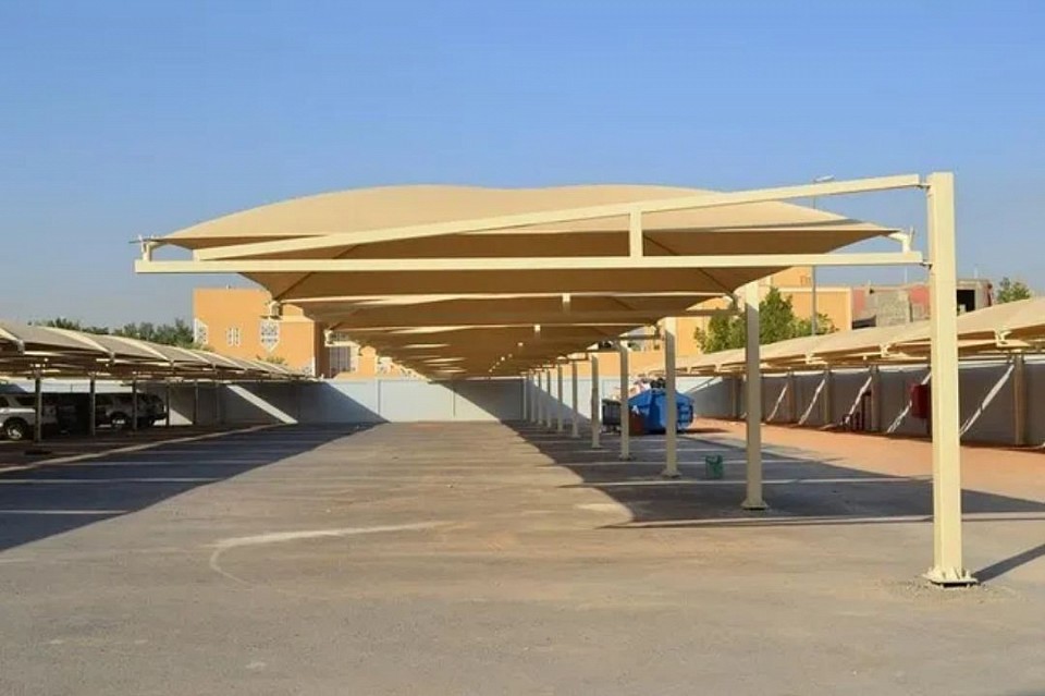 جدة، المدينة التي تعج بالحيوية على ساحل البحر الأحمر، معروفة بمناخها الحار وشمسها الساطعة طيلة العام. في هذا البيئة، يكتسب تركيب مظلات للسيارات أهمية كبيرة لحماية السيارات من تأثيرات الشمس الضارة. وهنا يبرز دور **الظل العربي للمظلات**، الرائد في توفير حلول تظليل متكاملة في جدة والمناطق المجاورة.  ## الابتكار في حماية السيارات  الظل العربي للمظلات يتبنى أحدث التقنيات وأرقى التصاميم في تركيب مظلات السيارات. يستخدمون مواد عالية الجودة تعكس الأشعة الفوق بنفسجية وتقلل من حرارة السيارات المتوقفة تحتها. هذا النوع من التركيبات لا يحمي السيارات من التلف الذي يمكن أن يسببه الحر الشديد فحسب، بل يوفر أيضاً بيئة أكثر راحة للسائقين عند عودتهم إلى سياراتهم.  تصاميم مخصصة لكل مشروع  يفهم **الظل العربي للمظلات** أن كل مشروع يحمل طابعه الخاص، ولذلك يقدم تصاميم مصممة خصيصاً لتناسب احتياجات وتفضيلات كل عميل. سواء كان العميل يبحث عن مظلات بأشكال هندسية معاصرة أو تصاميم تقليدية، فإن الشركة تعمل على توفير ما يناسب متطلبات المكان والغرض المطلوب بكفاءة.  التزام بأعلى معايير الجودة  مع تركيب مظلات السيارات، يأتي التزام الظل العربي للمظلات بتحقيق أعلى معايير الجودة. يتم اختيار المواد بعناية فائقة لضمان مقاومتها للتآكل، الحرارة، والرطوبة. يضمن ذلك عمراً طويلاً للمظلات ويقلل من الحاجة إلى الصيانة المتكررة.  تنفيذ سريع وفعال  تتميز عمليات التركيب التي يقوم بها **الظل العربي للمظلات** بكونها سريعة وفعالة، مع الحرص على عدم التأثير سلباً على الأنشطة اليومية للعملاء. يعمل فريق الشركة المؤهل على ضمان تركيب المظ# تركيب مظلات سيارات في جدة: الحلول العصرية من الظل العربي للمظلات.